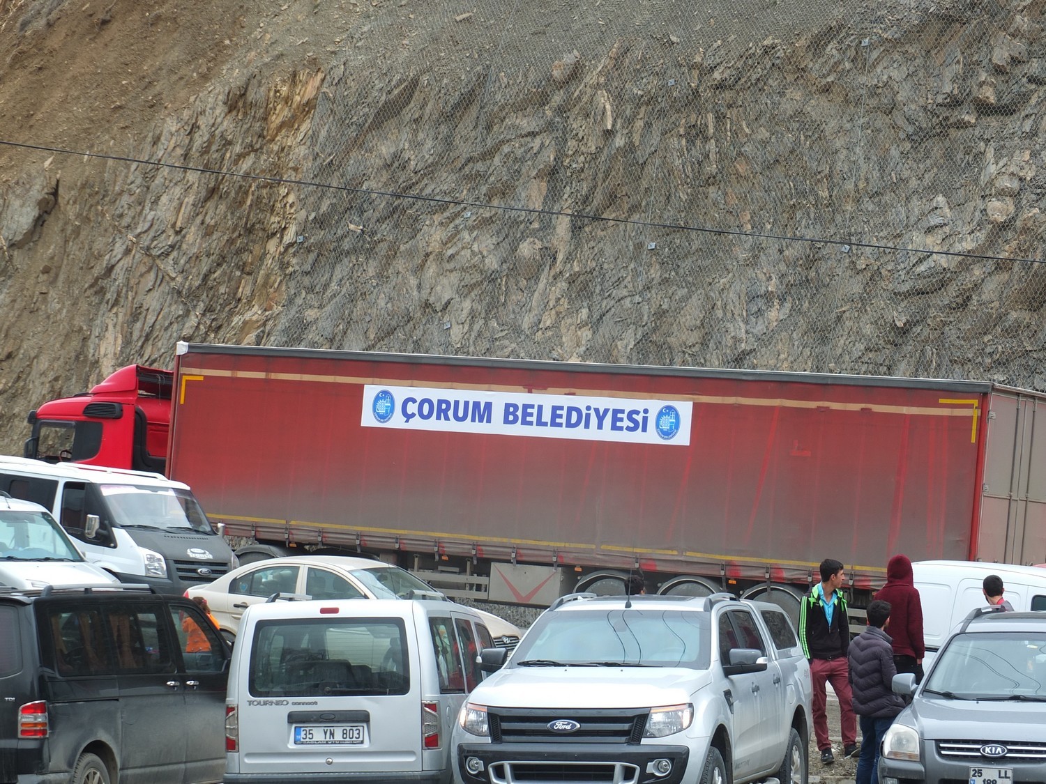 Çorum Belediyesinden Hakkari’ye 2 Tır Yardım