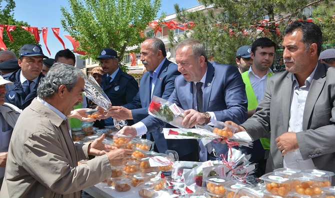 Belediyeden, Vatandaşa Lokma Tatlısı ve Gül