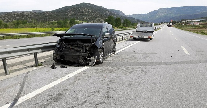 Otomobil Bariyerlere Çarptı : 2 Yaralı