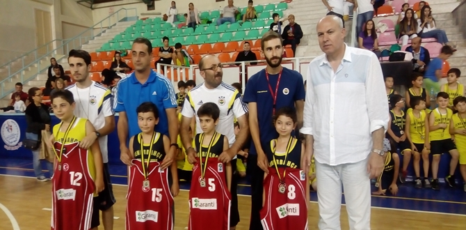 Basketbol Okulunda Madalya Sevinci