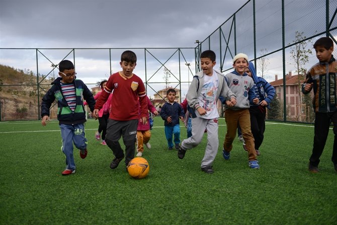 Belediye’den Akkent’e Semt Sahası