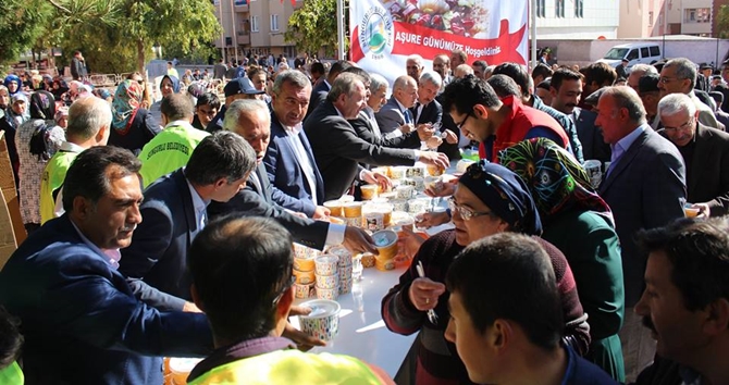 Belediye Kardeşlik İçin Aşure Dağıttı