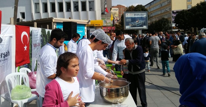 Mostar Gençlik Aşure Dağıttı