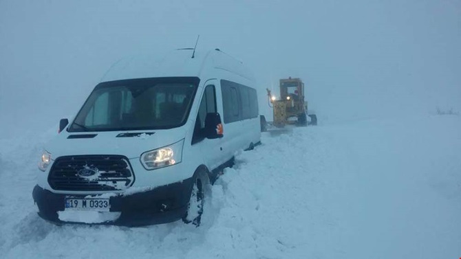 Karda Yolda Kalanlar Kurtarılıyor