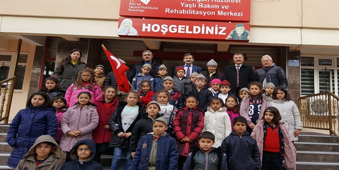 Başöğretmen Öğrencilerinden Huzurevine Ziyaret