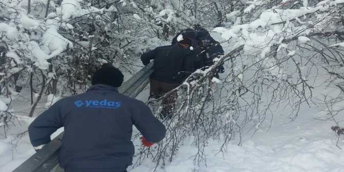 İşlerini Yapmak İçin Karla Boğuşuyorlar