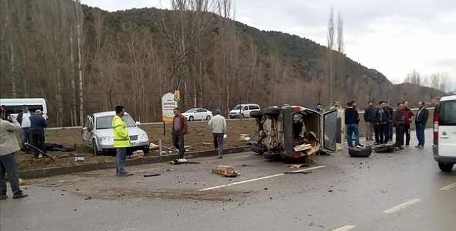 Otomobiller Çarpıştı: 3 Yaralı