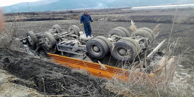 Yoldan Çıkan Kamyon Devrildi