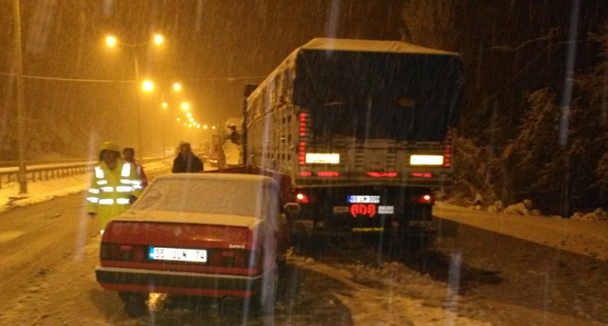 Yağışlı Hava Kaza Getirdi: 2 Yaralı