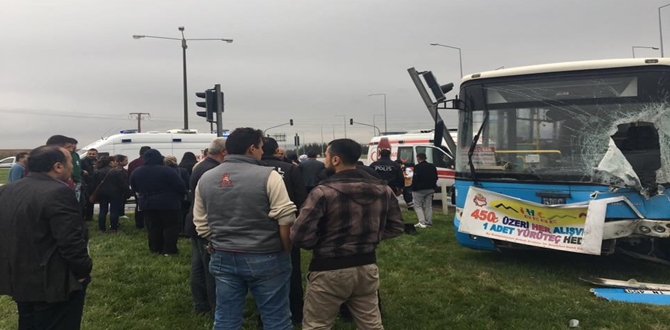 Özel Halk Otobüsü TIR’la Çarpıştı