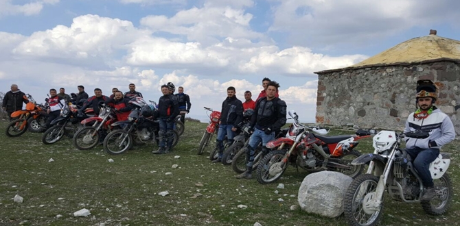 Motokros Tutkunları ‘Aygar Dağı’na Tırmandı