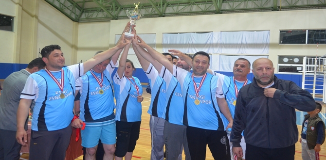 Voleybol Turnuvasının Galibi Esnaflar Oldu