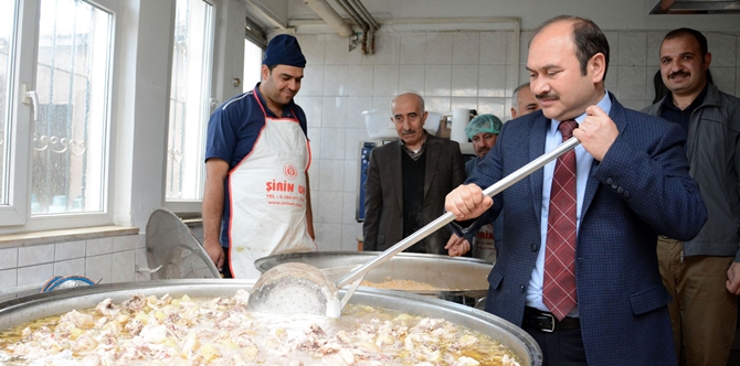 Günlük 4500 Kişiye Sıcak Yemek Veriyorlar