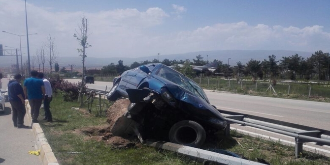 Bariyerlere Çarpan Otomobil Zor Durdu