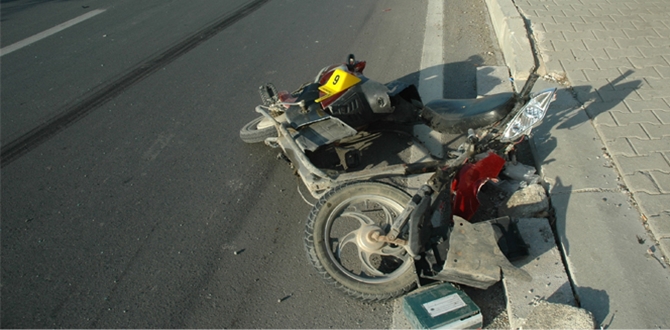 Otomobille Elektrikli Motosiklet Çarpıştı