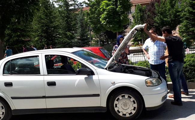 Sürücüsü Bayan Olan Araç Hararet Yaptı