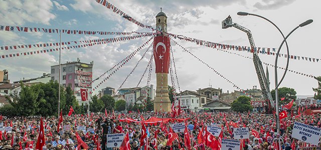 Belediye, Demokrasi Nöbetlerine Ücretsiz Taşıyacak