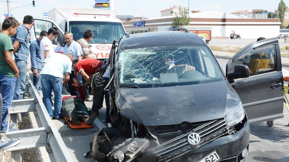 Lastiği Patlayan Kamyonet Kaza Yaptı