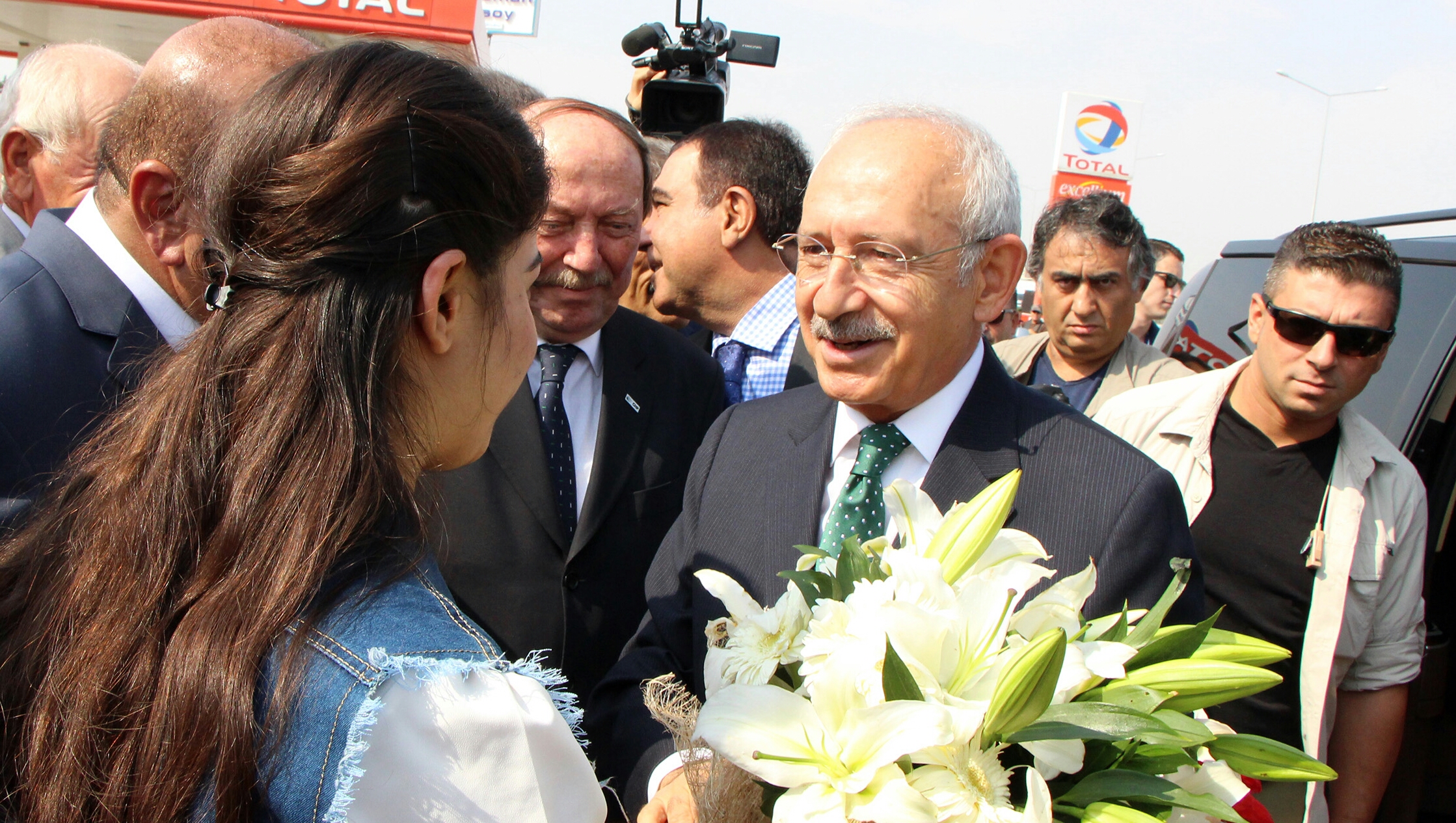 Kılıçdaroğlu,Çiçeklerle Karşılandı