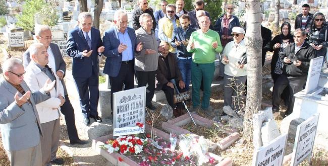 Yolyapar, Kabri Başında Anıldı