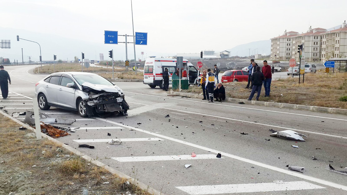 Otomobil Kamyonla Çarpıştı