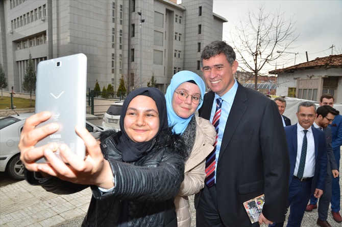 Fevzioğlu, Öğrencilerle Selfie Yaptı