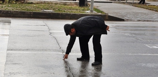 Karayolu Çatlamaya Başladı