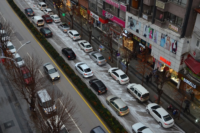 Gazi Caddesi Beyaza Büründü