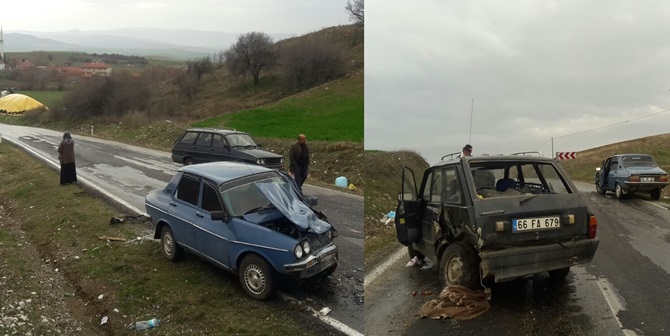 İki Otomobil Kafa Kafaya Çarpıştı