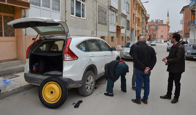 Çorum’da Araçların Lastiklerini Kestiler