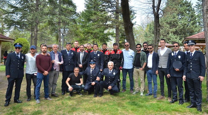 Gazetecilerden Polis Ekiplerine Sürpriz