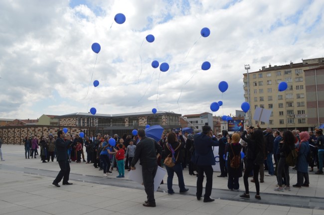 Mavi Balon Uçurdular