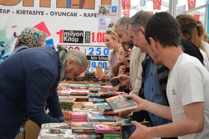 Mete Yarar Kitaplarını İmzaladı