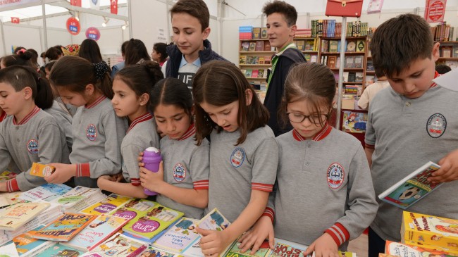 Öğrencilerden Kitap Fuarına Yoğun İlgi