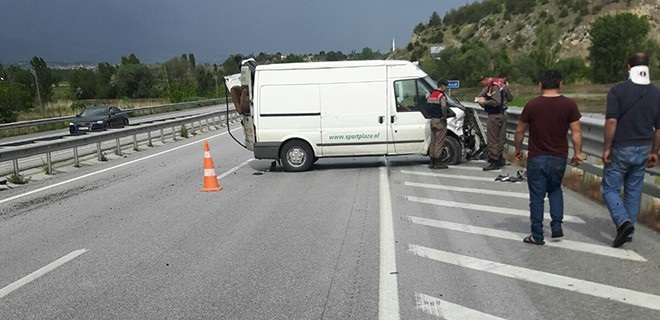 Minibüs Bariyerlere Çarptı