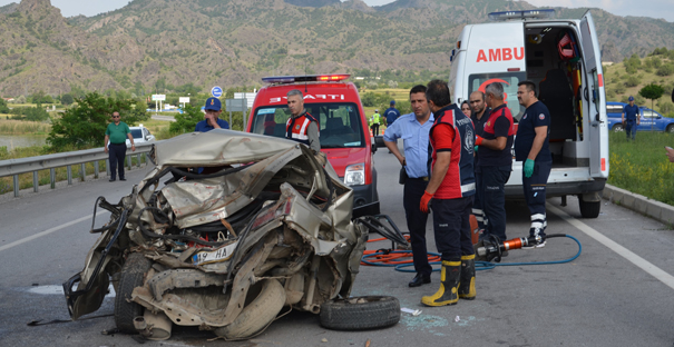 Kamyonet Şarampole Devrildi: 2 Yaralı