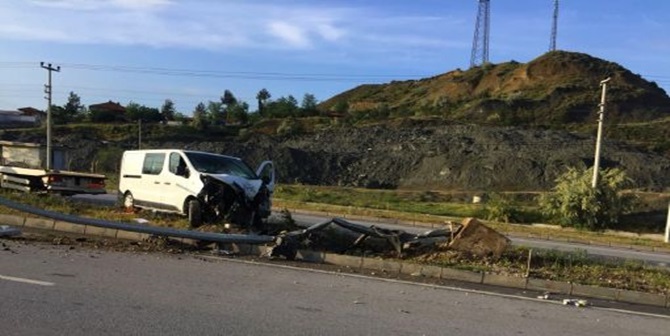 Kamyonet Orta Refüje Çıktı