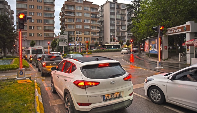 Led Işıklı Trafik Lambaları Renk Kattı