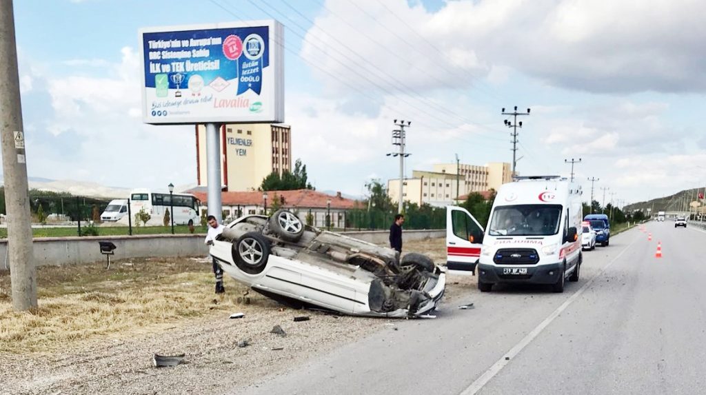 Otomobil Takla Atarak Devrildi: 2 Yaralı 