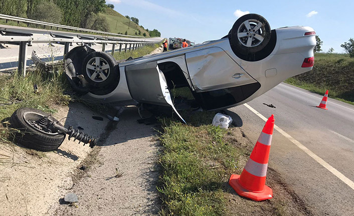 Otomobil Bariyerlere Çarptı ; 1’i Ağır, 2 Kişi Yaralandı