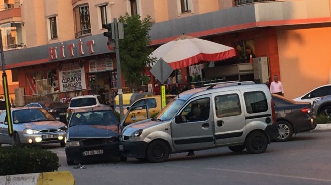 Sürücülerin Dalgınlığı Kazayı Getirdi