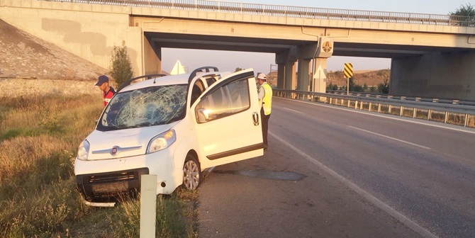 Ticari Araç Bariyerlere Çarptı : 4 Yaralı