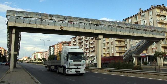 Üst Geçitlere Zarar Verdiler