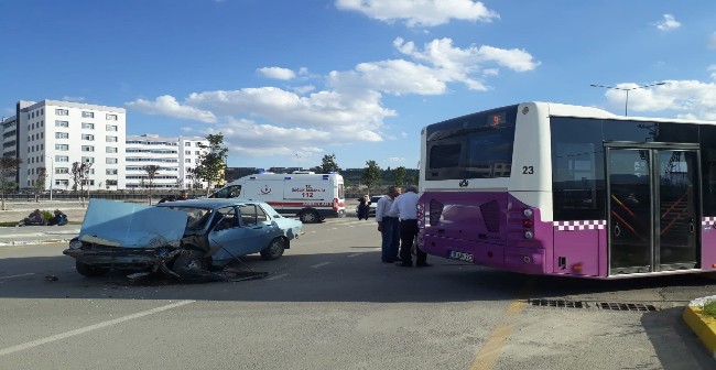 Halk Otobüsü Otomobille Çarpıştı: 6 Yaralı