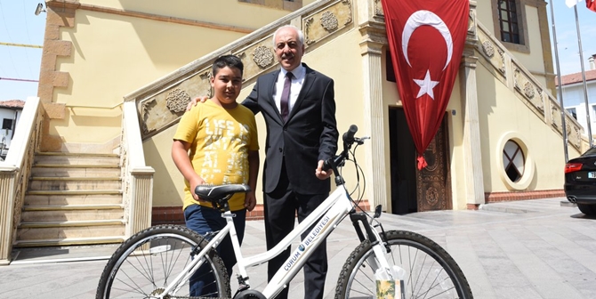 Çevreci Öğrenci Hediyesini Aldı