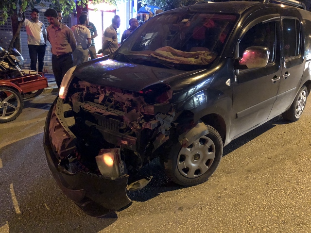 Otomobil İle Motosiklet Çarpıştı