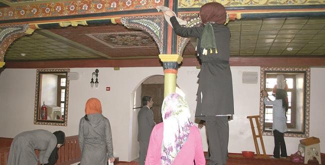 Kız Öğrenciler Tarihi Camii Temizledi