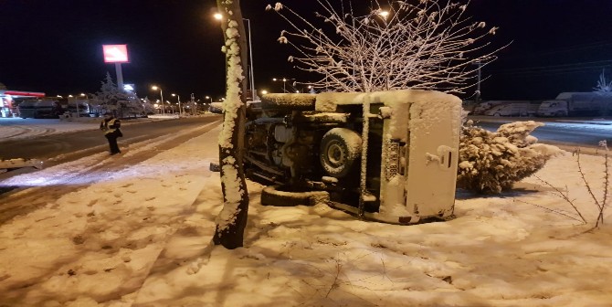 Kamyonet Orta Refüje Devrildi : 3 Yaralı