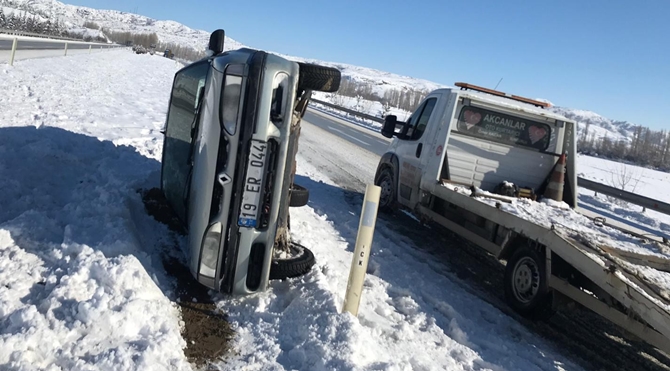 Otomobil Bariyerlere Çarparak Devrildi