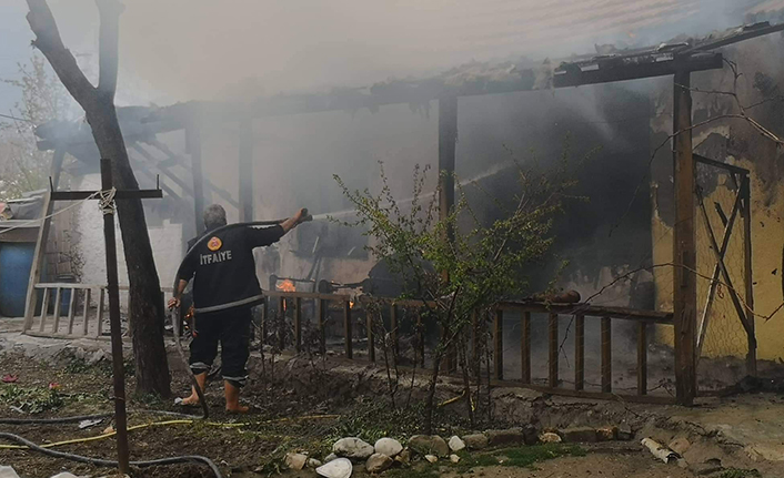 Engelli Çocuklarıyla Alevler Arasında Kaldı